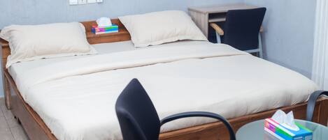 1 bedroom, desk, WiFi, bed sheets