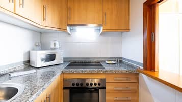 Kühlschrank, Mikrowelle, Ofen, Wasserkocher mit Kaffee-/Teezubehör