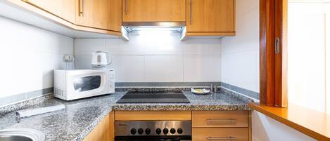 Refrigerador, microondas, horno y cafetera y tetera