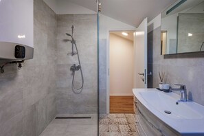 Dusche, Haartrockner, Handtücher