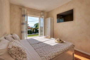 5 bedrooms, iron/ironing board, free WiFi, bed sheets