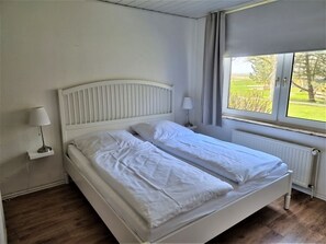 2 bedrooms, iron/ironing board, travel cot, free WiFi