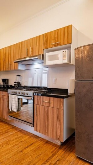 Refrigerador, microondas, horno y parrilla de estufa 