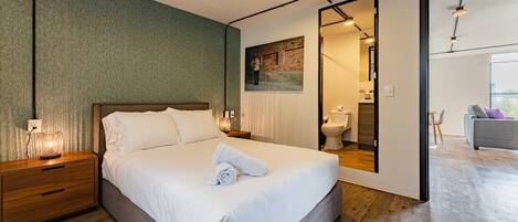 2 bedrooms, desk, iron/ironing board, WiFi