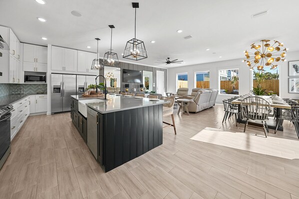 Frigorifero, microonde, forno, piano cottura