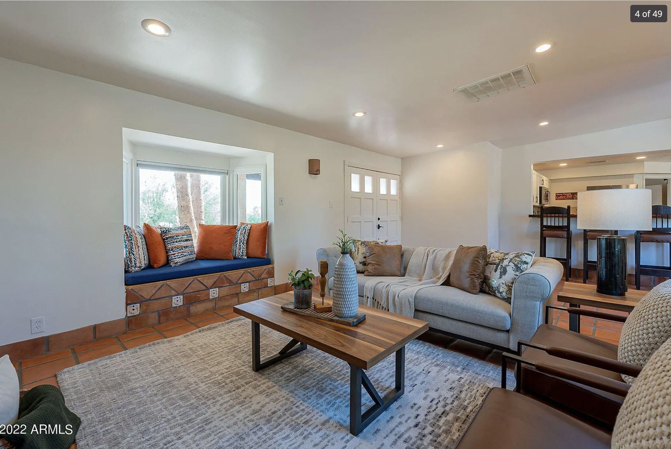 3BR+Den 2.5 BA w/ King bed, fireplace, spa & mountain views. Close to shopping!