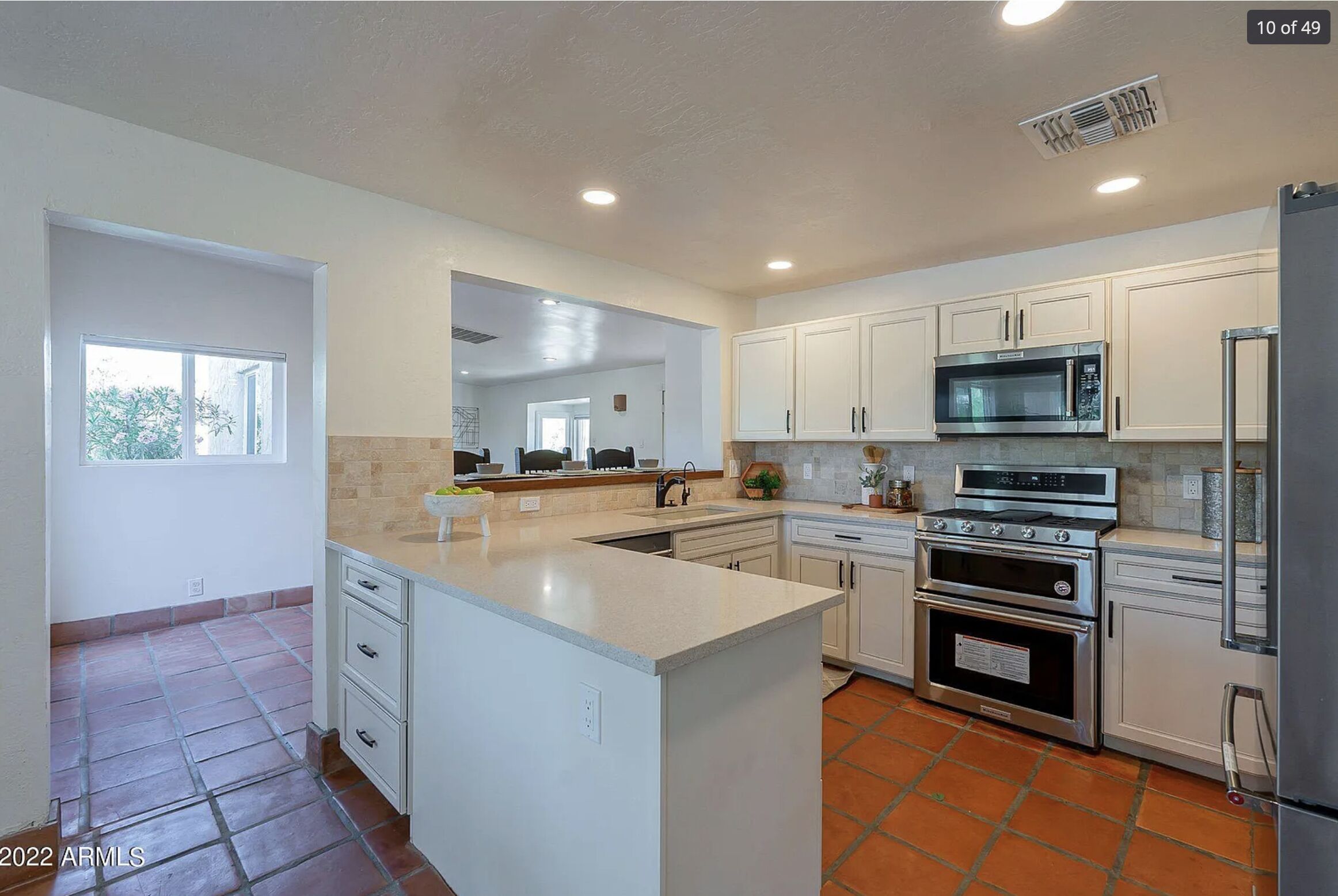 3BR+Den 2.5 BA w/ King bed, fireplace, spa & mountain views. Close to shopping!