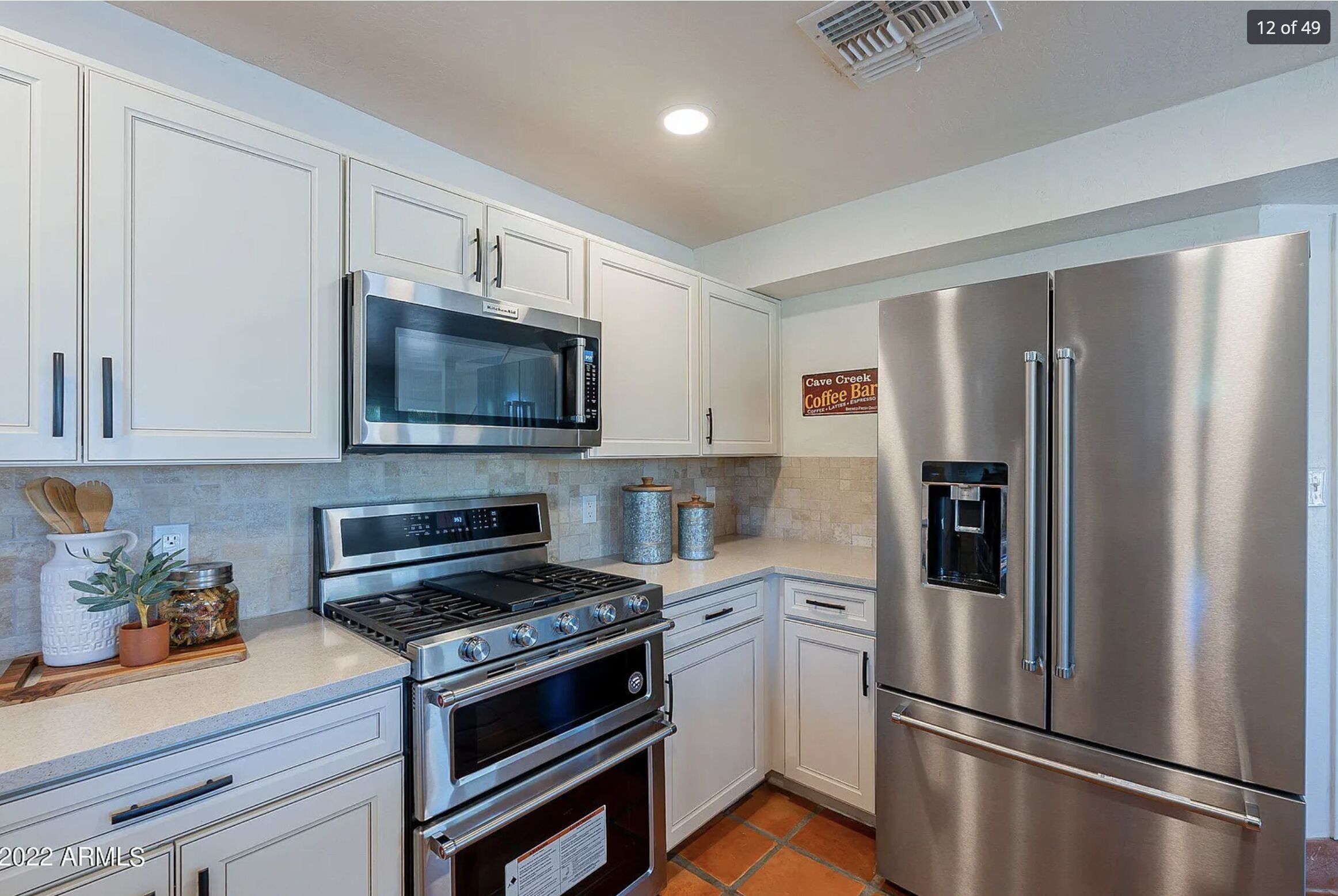 3BR+Den 2.5 BA w/ King bed, fireplace, spa & mountain views. Close to shopping!