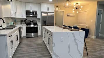 Een koelkast, een magnetron, een oven, een kookplaat