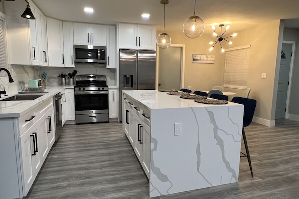 Kjøleskap, mikrobølgeovn, ovn og kokeplater