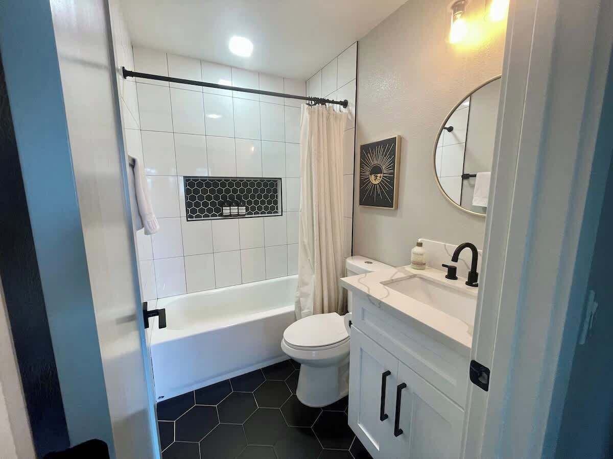 Dusche, Haartrockner, Handtücher, Seife