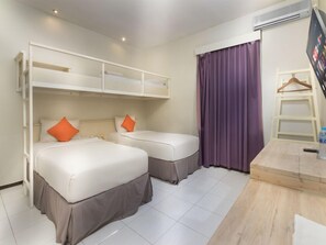Family Twin Room | Free WiFi - Surya Boutique Hotel (Semarang)