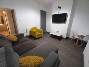 TV - Stunning 4 BR Hanley House (Hanley)