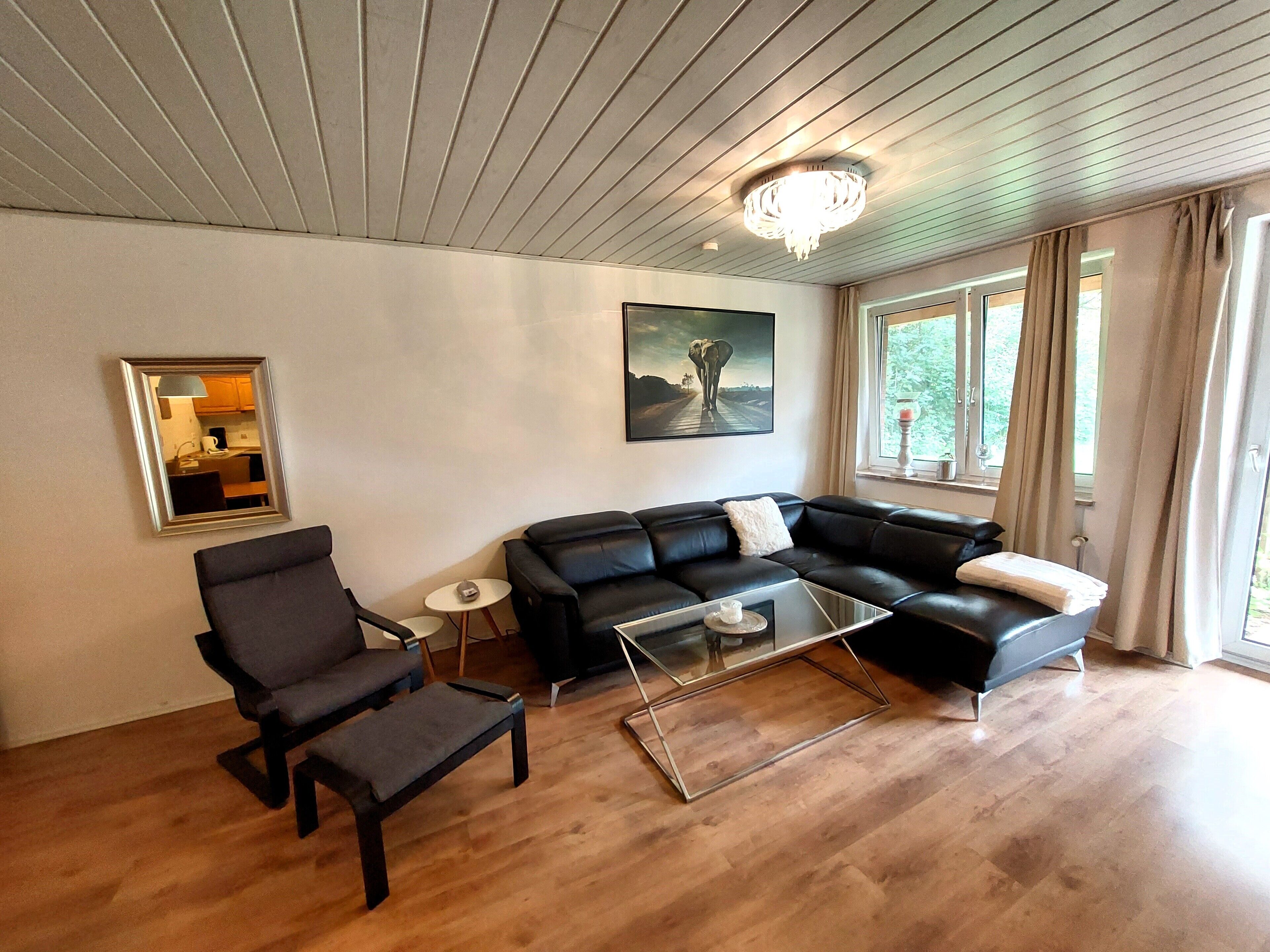 Smart-tv, dvd-spelare, böcker och en stereo