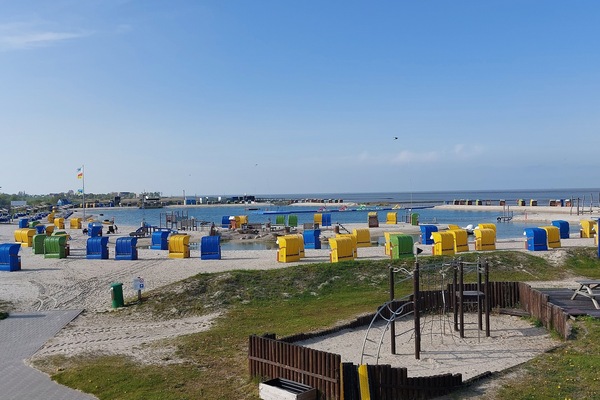 Una spiaggia nelle vicinanze, lettini da mare