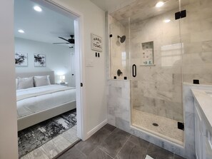 Towels, soap, shampoo, toilet paper - Modern 3BR/2BA Home- 15 Mins From NRG Stadium! (Houston)