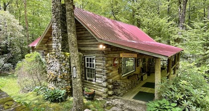 Tripps Cabin- Quaint cabin a mile from downtown Highlands!