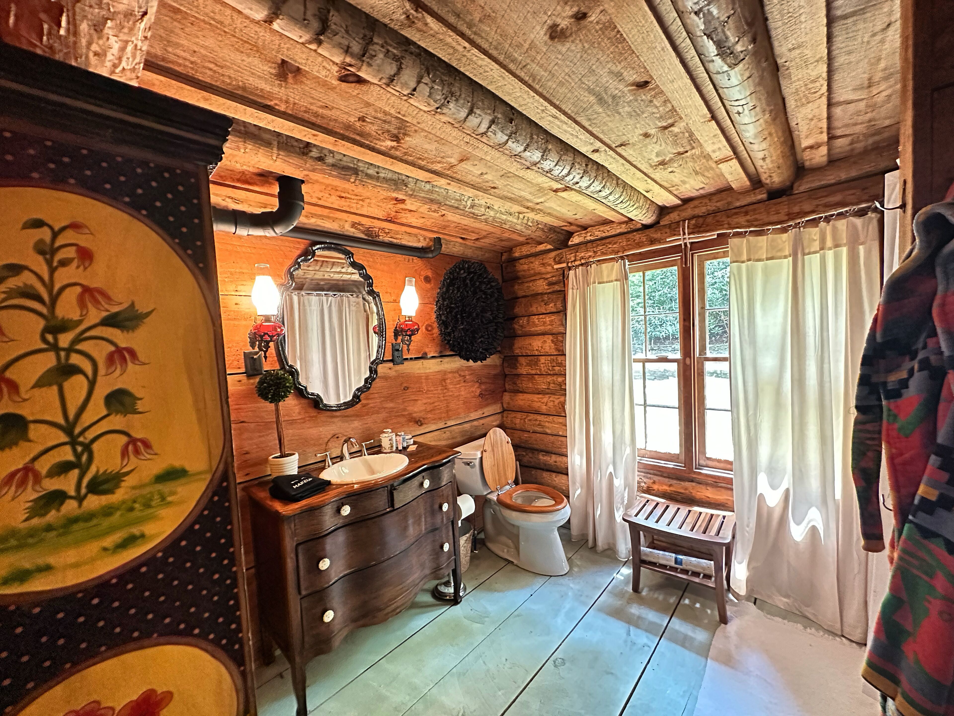 Tripps Cabin- Quaint cabin a mile from downtown Highlands! 