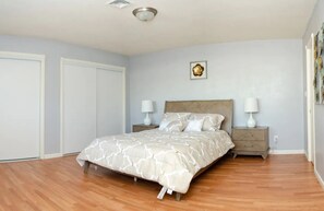 3 habitaciones, tabla de planchar con plancha, wifi y ropa de cama