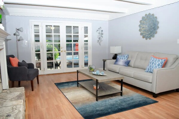 Televisión, chimenea y tenis de mesa