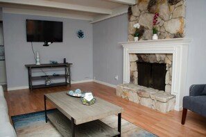 Televisión, chimenea y tenis de mesa