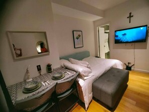 1 bedroom, WiFi, bed sheets - Walking distance to Rockwell (Mandaluyong)