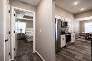 3 habitaciones, tabla de planchar con plancha, wifi y ropa de cama 