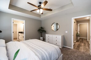 3 chambres, fer et planche à repasser, Wi-Fi, draps fournis