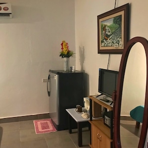 Deluxe Room | Desk, bed sheets - Gerty's Tourist Inn powered by Cocotel (Moalboal)