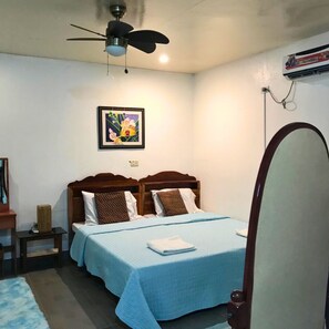 Deluxe Room | Desk, bed sheets - Gerty's Tourist Inn powered by Cocotel (Moalboal)