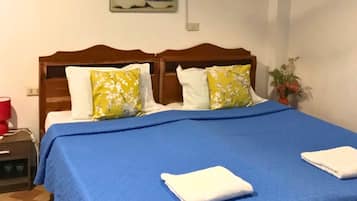 Escritorio y ropa de cama