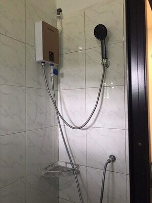Quarto premier | Banheiro | Chuveiro, chuveiro com efeito de chuva, produtos de toalete grátis 