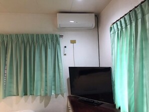 Premier Room | Desk, bed sheets - Gerty's Tourist Inn powered by Cocotel (Moalboal)