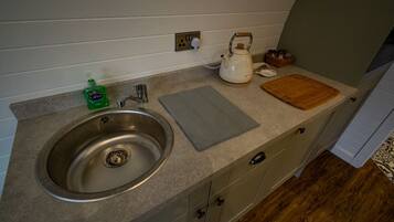 Réfrigérateur, micro-ondes, grille-pain