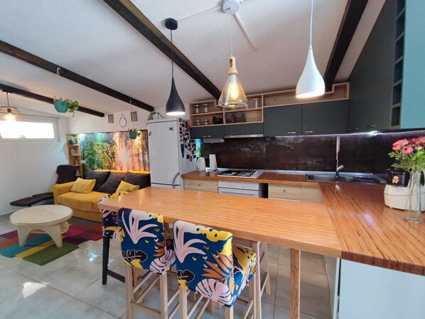 Kylskåp, mikrovågsugn, ugn och spishäll