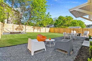 Outdoor dining - Retro Oaks - 1960s Inspired & Pet Friendly Downtown Raleigh Oasis (Raleigh)
