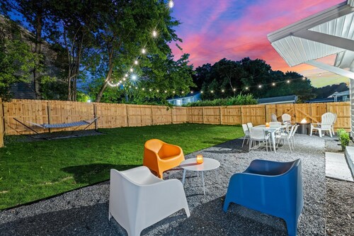 Retro Oaks - 1960s Inspired & Pet Friendly Downtown Raleigh Oasis