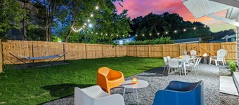 Retro Oaks - 1960s Inspired & Pet Friendly Downtown Raleigh Oasis