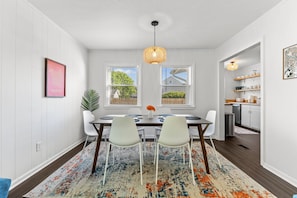 Dining - Retro Oaks - 1960s Inspired & Pet Friendly Downtown Raleigh Oasis (Raleigh)