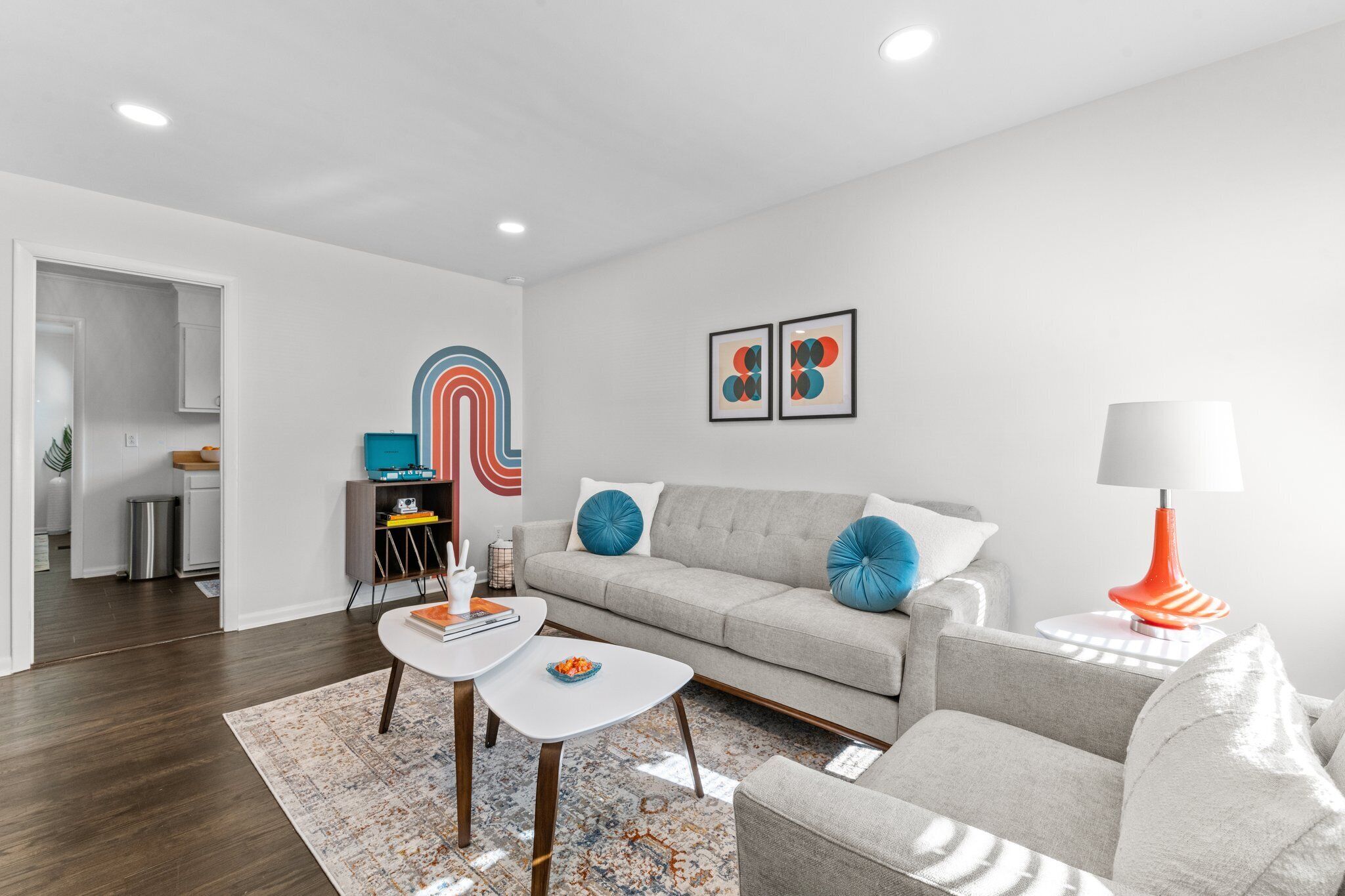 Retro Oaks - 1960s Inspired & Pet Friendly Downtown Raleigh Oasis
