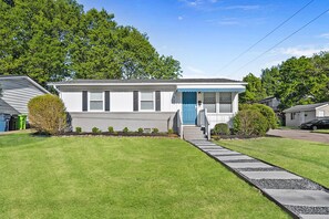 Exterior - Retro Oaks - 1960s Inspired & Pet Friendly Downtown Raleigh Oasis (Raleigh)