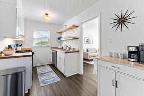 Fridge, microwave, oven, stovetop - Retro Oaks - 1960s Inspired & Pet Friendly Downtown Raleigh Oasis (Raleigh)