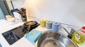 Cuina amb fogó, rentapelats i diversos utensilis.