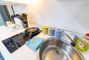 Kühlschrank, Mikrowelle, Ofen, Herdplatte