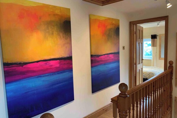 2 عدّة غرف نوم ومكواة/لوح كي وواي فاي وملاءات أسرّة