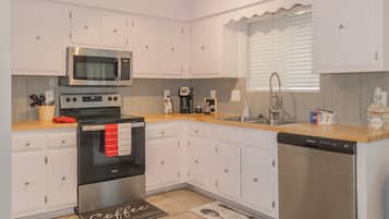 Fridge, oven, stovetop, dishwasher