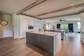 Fridge, microwave, oven, stovetop - Lake Oconee 6BR 5BA Luxury Mansion | Luxury Waterfront Stay on Lake Oconee (Eatonton)