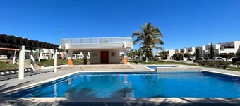 Relaxing house with pool & self check-in
