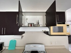 Kühlschrank, Mikrowelle, Wasserkocher mit Kaffee-/Teezubehör, Mixer
