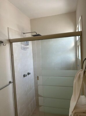 SĂšche-cheveux, serviettes fournies, savon, shampoing